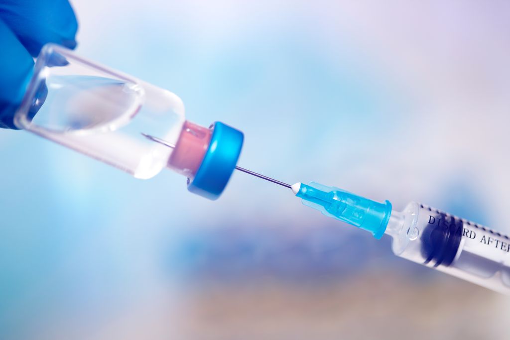 Vacina da AstraZeneca pode ser adaptada para evitar casos raros de trombose (Imagem: Reprodução/Erika8213/Envato)