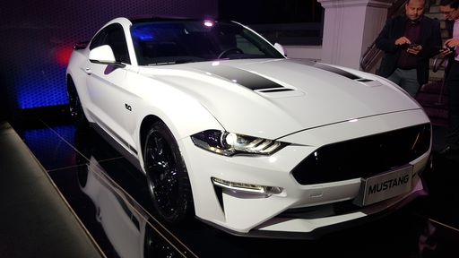 Na contramão do rival Camaro, Mustang irá sobreviver graças à eletrificação