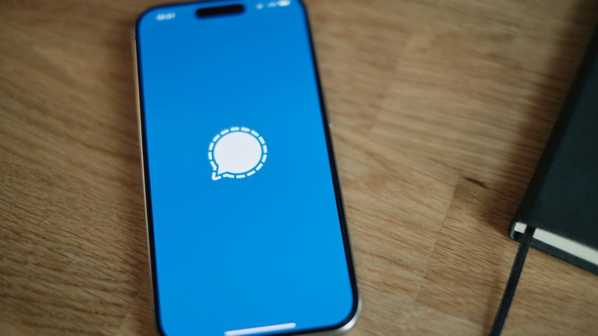 Signal segue o WhatsApp e adiciona abas no app para computadores