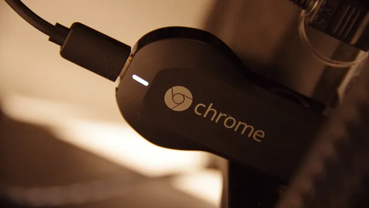 O Chromecast de 2013 recebeu uma atualização após três anos sem novidades (Imagem: Reprodução/TAKA@P.P.R.S)