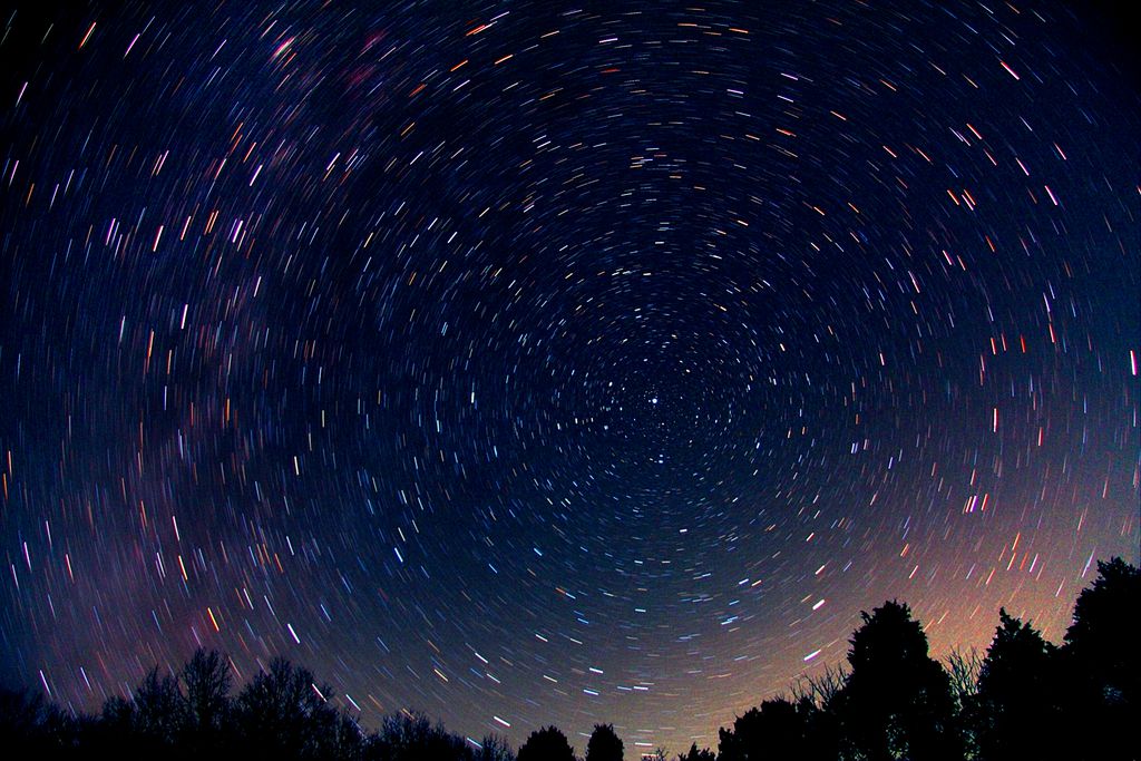 Polaris, a Estrela do Norte, está no centro da fotografia. As trilhas circulares resultam da rotação natural da Terra (Foto: John Chumack)