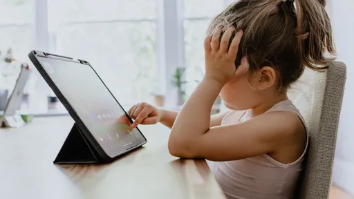 Estudo mostra que uso de telas pode afetar desenvolvimento cognitivo de crianças