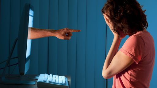 Crimes contra mulher na internet estão aumentando, diz relatório