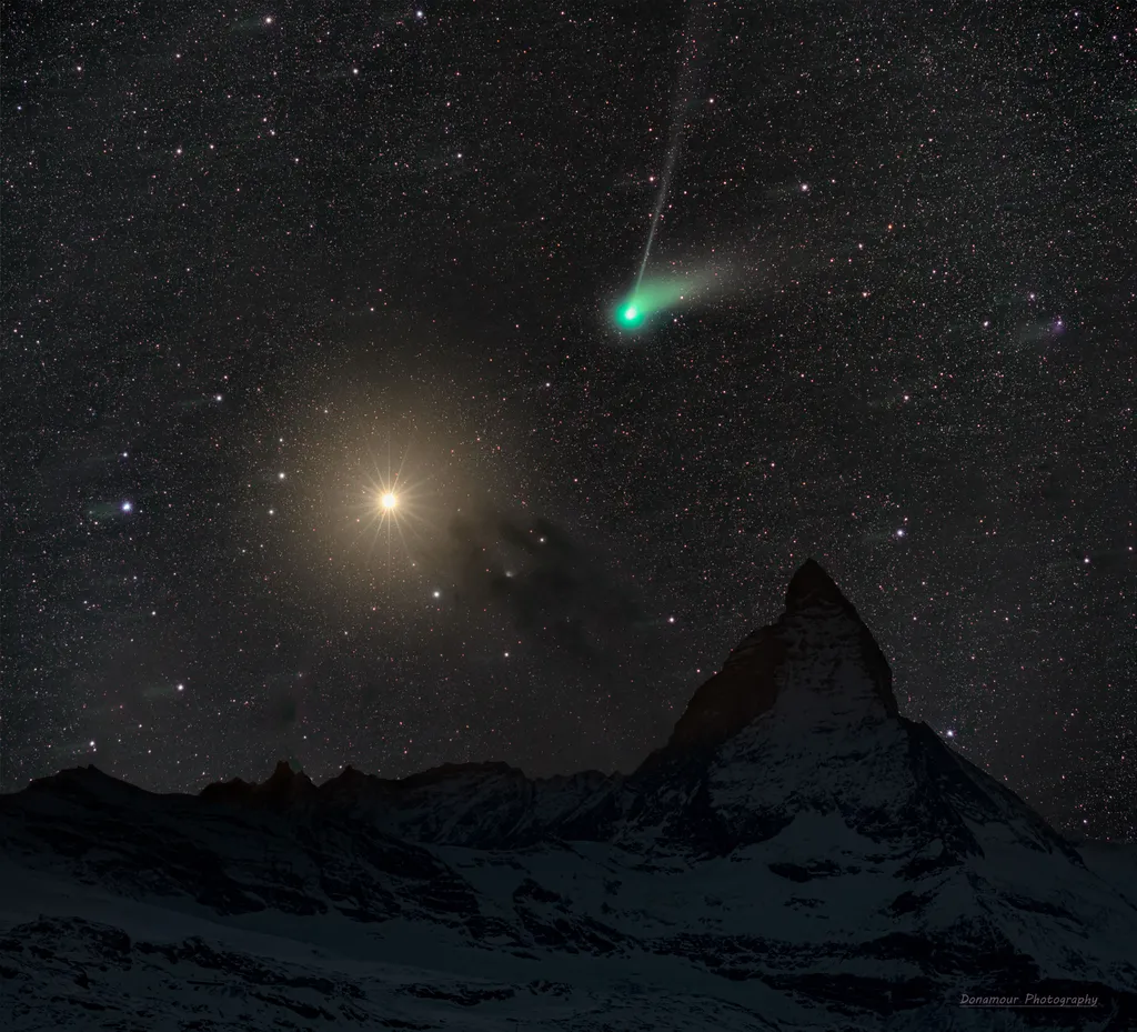 Cometa ZTF fotografado sobre Matterhorn, uma das montanhas dos Alpes Italianos (Imagem: Reprodução/Donato Lioce)