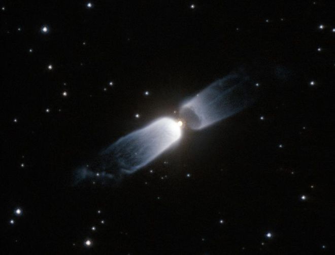 Esta nebulosa protoplanetária mostra jatos simétricos de matéria (Imagem: Reprodução/ESA/HUBBLE & NASA/Starts with a Bang)