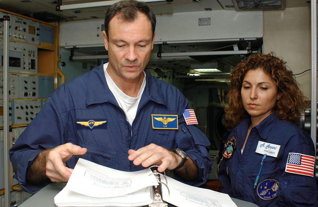 Michael López-Alegría em sua quarta e última missão da NASA, ao lado de Anousheh Ansari (Imagem: Reprodução/NASA)