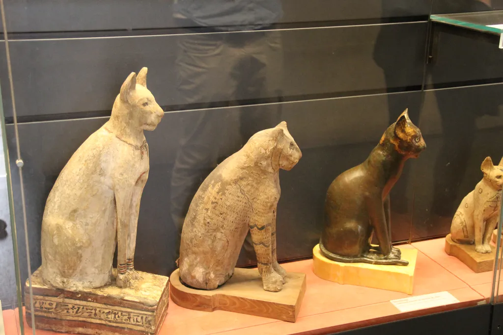Se espalhando pelo mundo com os humanos a partir do crescente fértil, os gatos estão presentes em quase todas as culturas, como a egípcia, pela qual eram venerados (Imagem: Gary Todd/CC-BY-1.0)