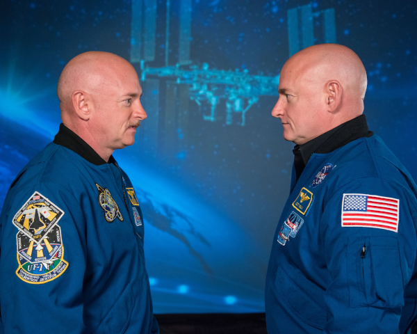 Os astronautas gêmeos idênticos Mark e Scott Kelly (Imagem: Reprodução/NASA)