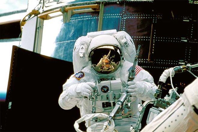 Astronauta Steve Smith trabalha no Hubble durante segunda missão em 1997 (Foto: NASA/ESA)