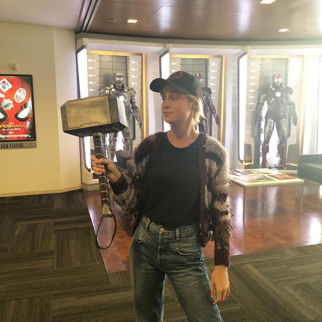 Brie Larson tira onda ao levantar o martelo de Thor (Foto: Reprodução/Instagram)