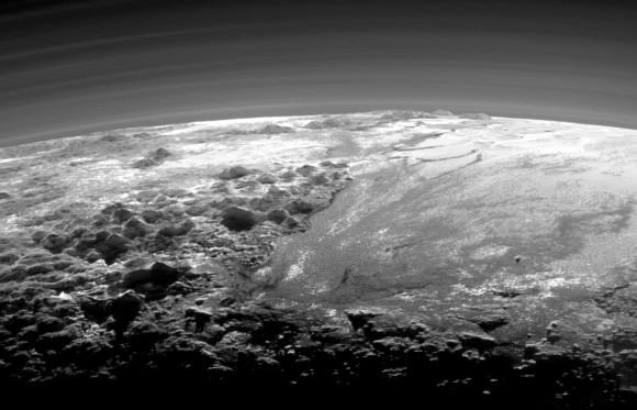 Atmosfera de Plutão em preto e branco (Imagem: Reprodução/NASA)