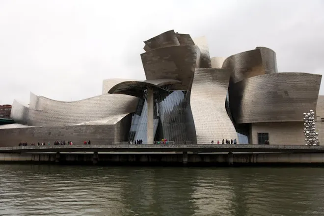 Fachada do Museu Guggenheim de Bilbao possui elementos de titânio em sua estrutura (Imagem: Reprodução/ArchDaily)