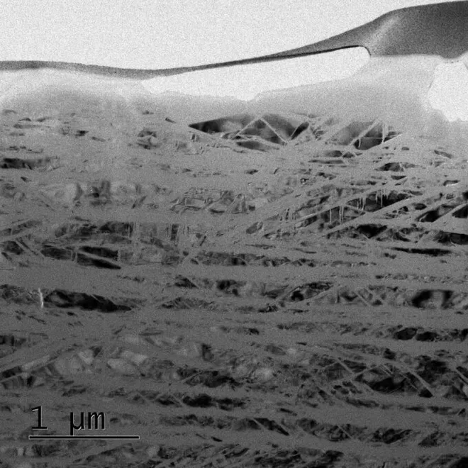 Pequenas lamelas de vidro formadas nos cristais de quartzo durante a simulação do impacto (Imagem: Reprodução/Falko Langenhorst, Christoph Otzen (Universität Jena)