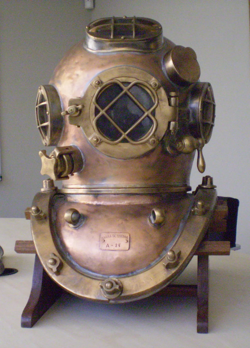 Um icônico capacete metálico de escafandro (Imagem: Reprodução/Claudio Elias/Wikimedia Commons)