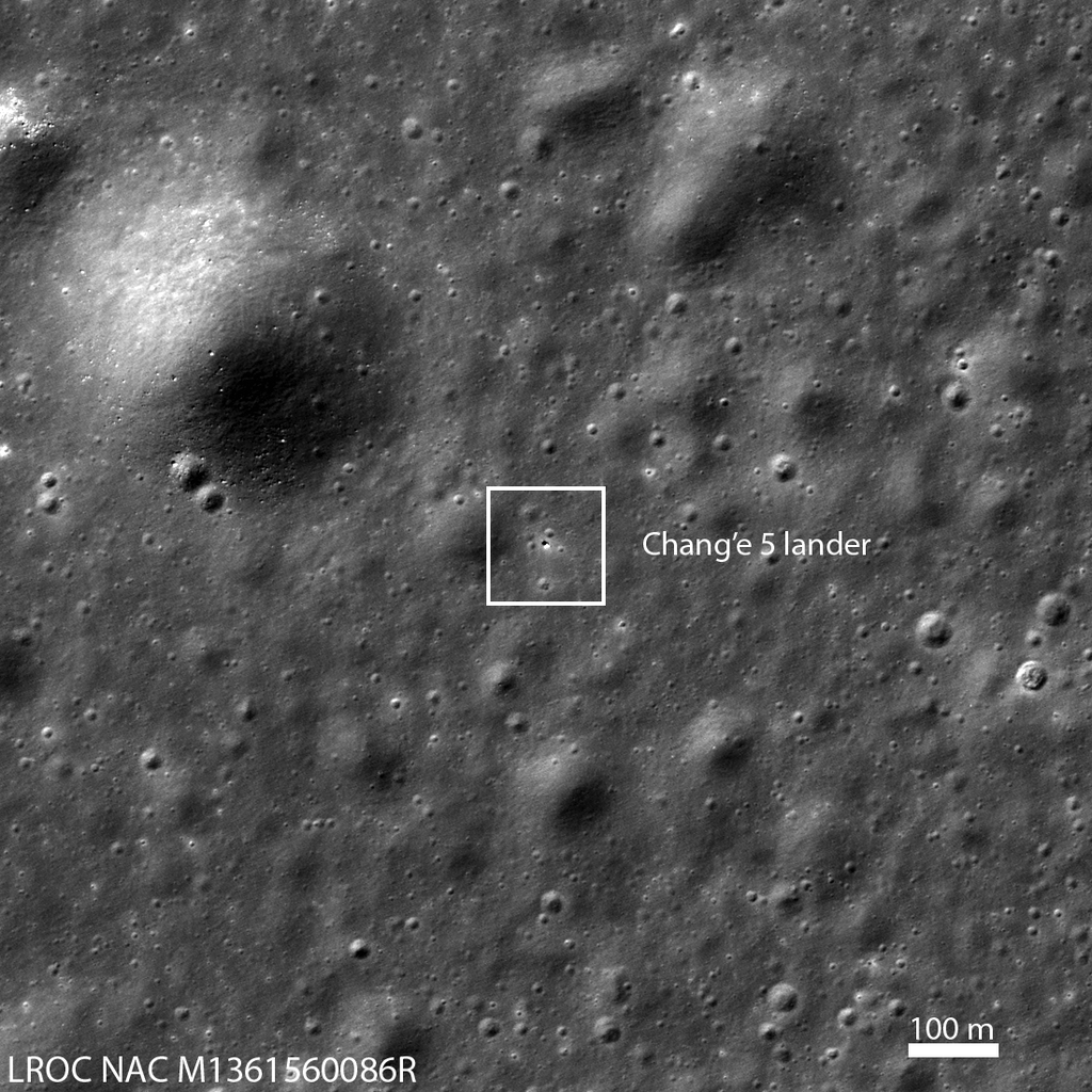 O quadrado branco indica a região em que o lander estava, que pode ser visto no ponto claro e brilhante no centro (Imagem: Reprodução/NASA/GSFC/Arizona State University)