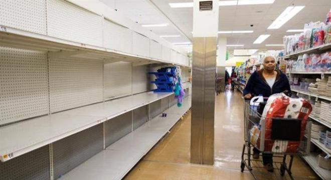 Supermercados ficaram vazios em várias cidades do mundo. As máscaras sumiram das farmácias e o preço do álcool em gel aumentou drasticamente (Imagem: Reprodução/EFE/EPA/JUSTIN LANE)