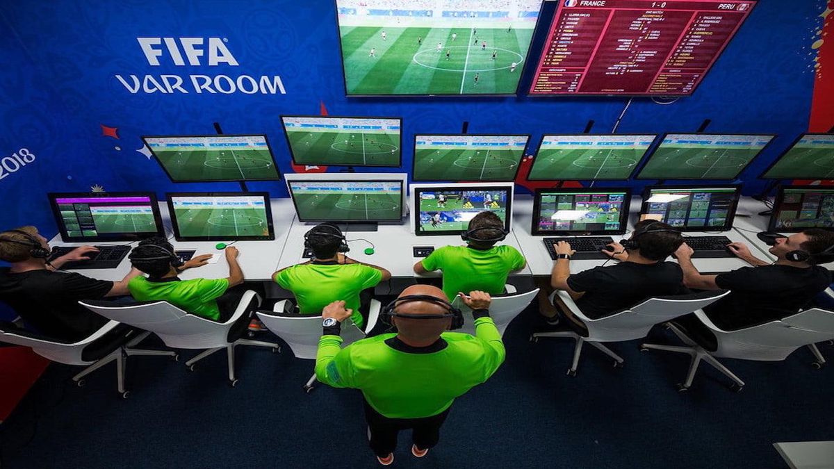 O Futebol Retrocede Fora O Jogo Com Arte Da Tecnologia Do Telefone