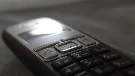 Telefônica é multada em R$ 370 milhões por quebrar regra de telefonia fixa