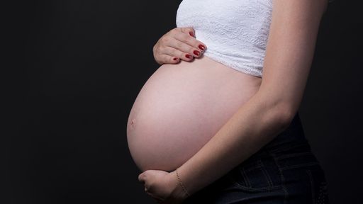 Vacina contra COVID-19 é segura em grávidas, segundo estudo