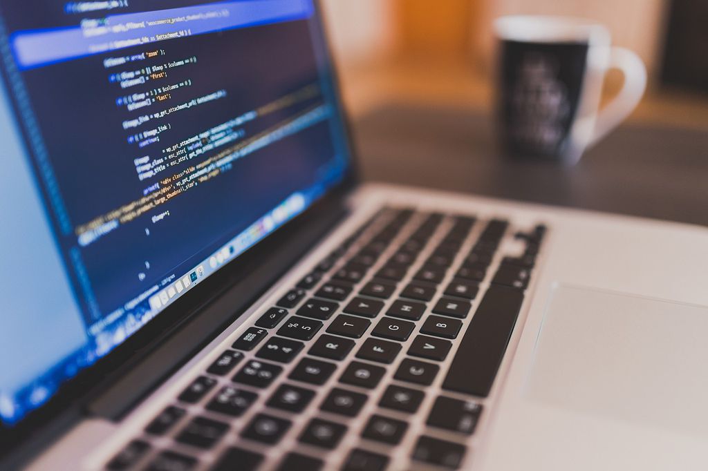 Computador mostrando linhas de códigos de programação