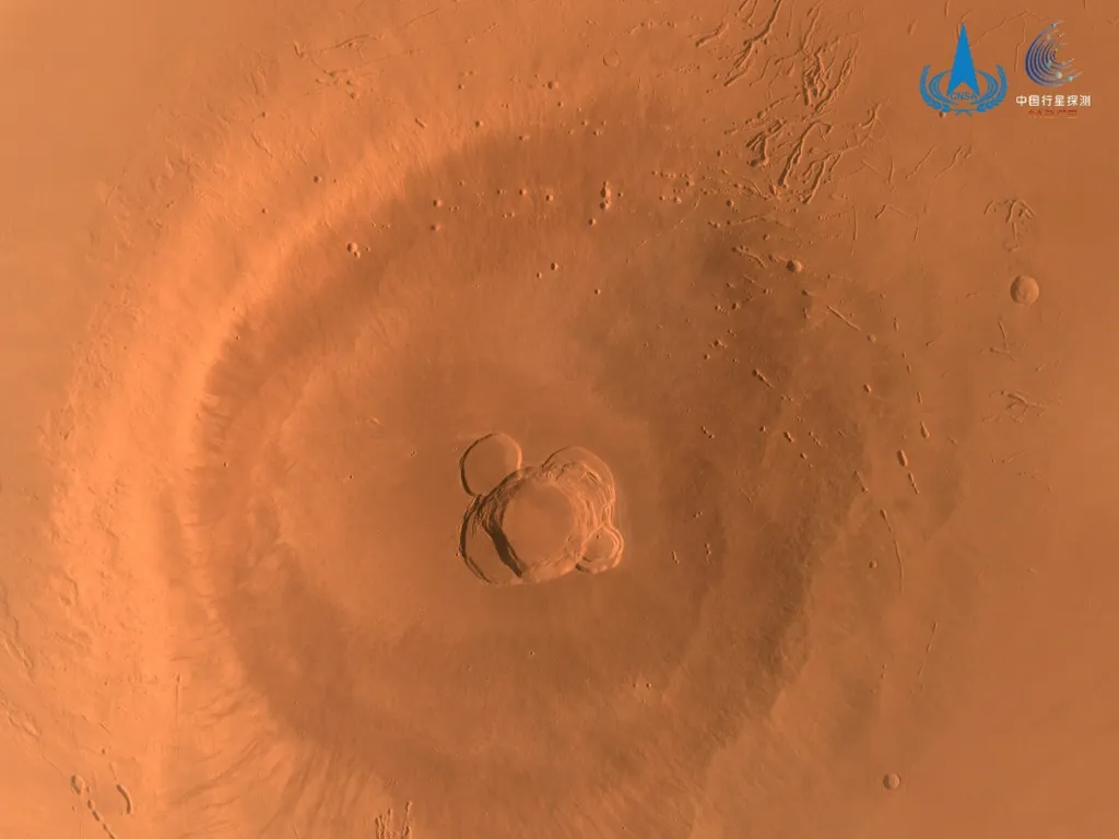Imagem do vulcão Ascraeus Mons, com 456 km de diâmetro e 18 km de altura, mostrando características de crateras no cume de Askela com múltiplos eventos de colapso de crateras. (Imagem: CLEP)