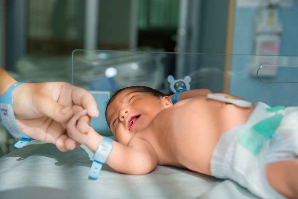 Voz da mãe pode amenizar a dor de bebês prematuros na UTI, sugere estudo
