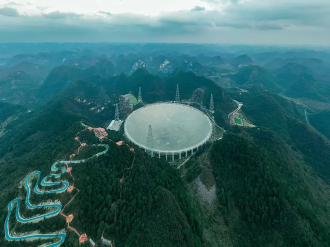 Radiotelescópio FAST, na China. O maior do mundo, e um dos candidatos para envio da nova mensagem. ((Imagem: Reprodução/Ou Dongqu/Xinhua)