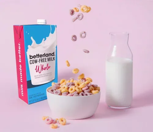 Criadores garantem que o soro de leite é tão cremoso quanto o leite de vaca (Imagem: Reprodução/Betterland Foods)