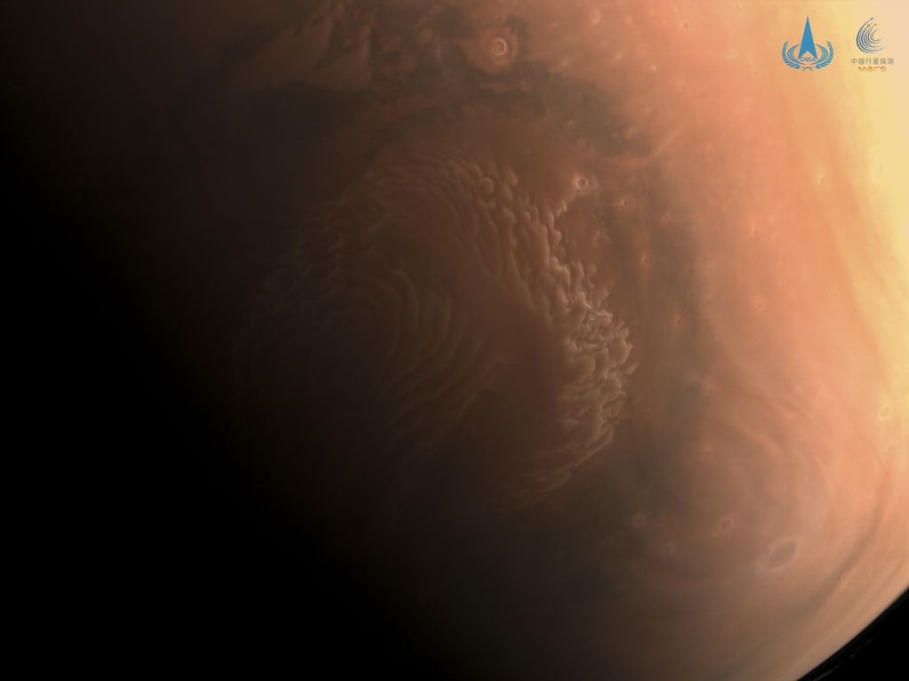 A imagem colorida do polo norte de Marte, feita por outa câmera do orbitador (Imagem: Reprodução/CNSA)
