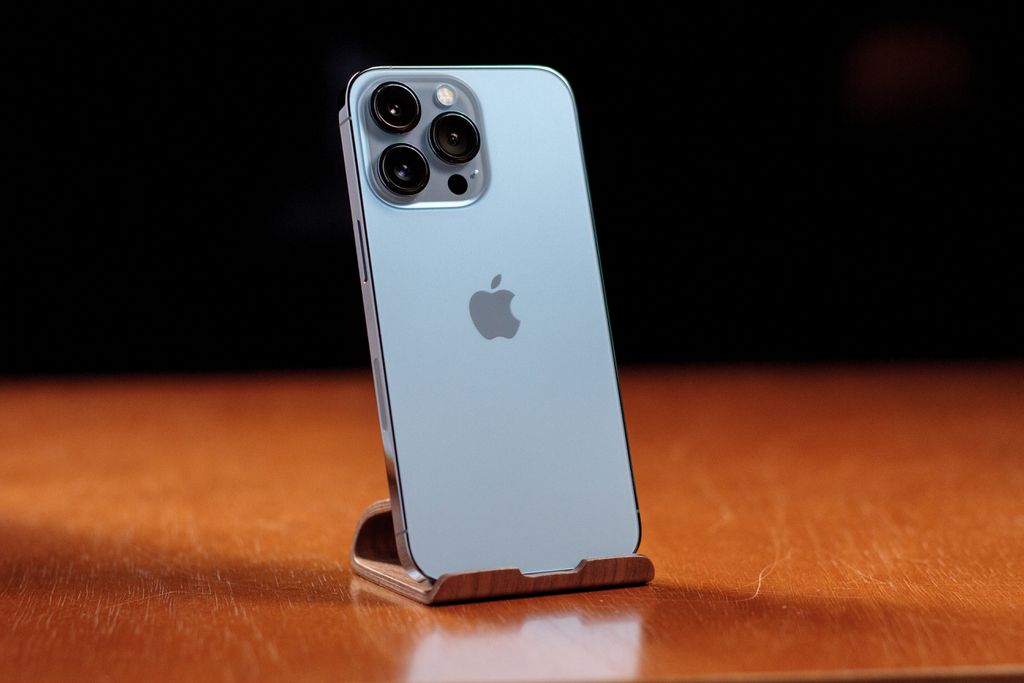 O iPhone 13 Pro herdou o conjunto de câmeras do iPhone 12 Pro Max (Imagem: Ivo/Canaltech)