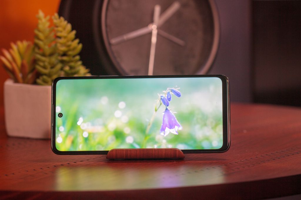 A tela do Moto G60 tem taxa de atualização de 120 Hz (Imagem: Ivo/Canaltech)