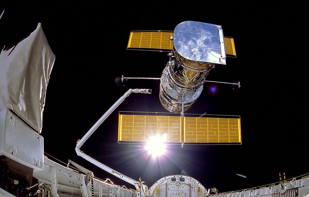 Telescópio Hubble sendo colocado no espaço pela Discovery (Foto: NASA)