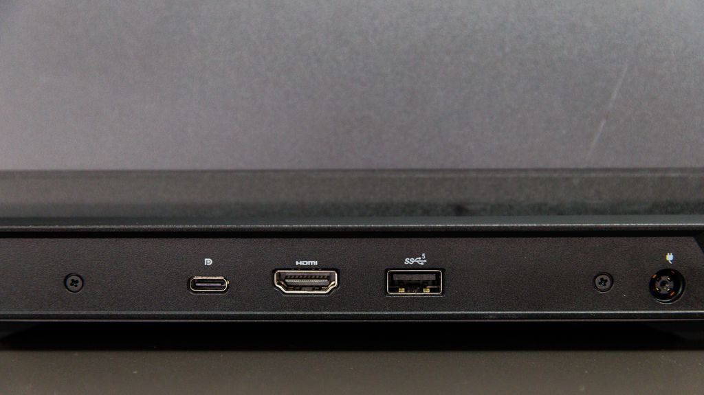 Dell G15 5530 traz porta HDMI 2.1, USB-C 3.2 Gen2 com DisplayPort e USB 3.2 Gen1 na traseira. facilitando a organização de fios na bancada ao conectar monitores dedicados. (Imagem: Ivo Meneghel Junior / Canaltech)
