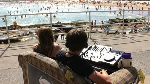 DJ australiano cria sofá motorizado para festivais de música