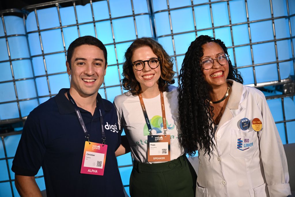 Esquerda para direita: Christian Pedrosa, CEO da DigAÍ; Thais Sterenberg, confundadora e CEO da Elephan.ai; e Mona Oliveira, CEO da Biolinker (Imagem: Ramsey Cardy/Web Summit)