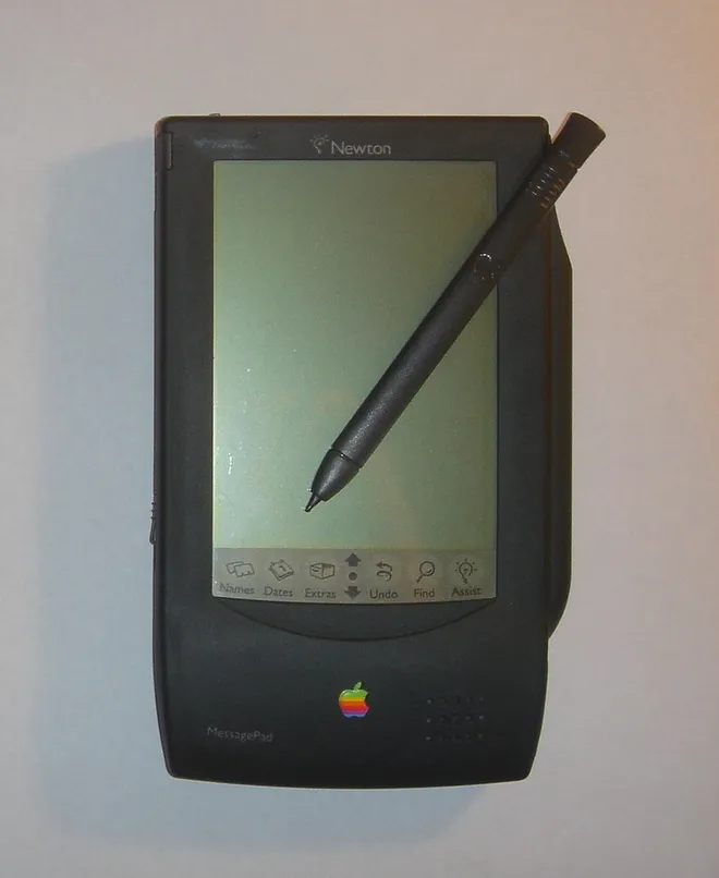 "Avô" do iPhone e do iPad, o Apple Newton teve um desenvolvimento conturbado e uma execução falha em alguns pontos (Imagem: Staecker/Wikimedia Commons)