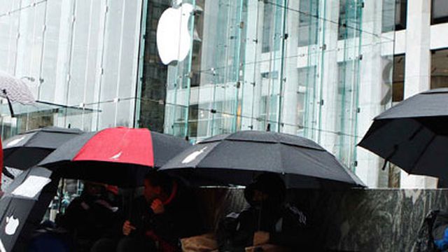 Espertinhos: empresa especializa em vender lugar na fila para garantir iPhone 5