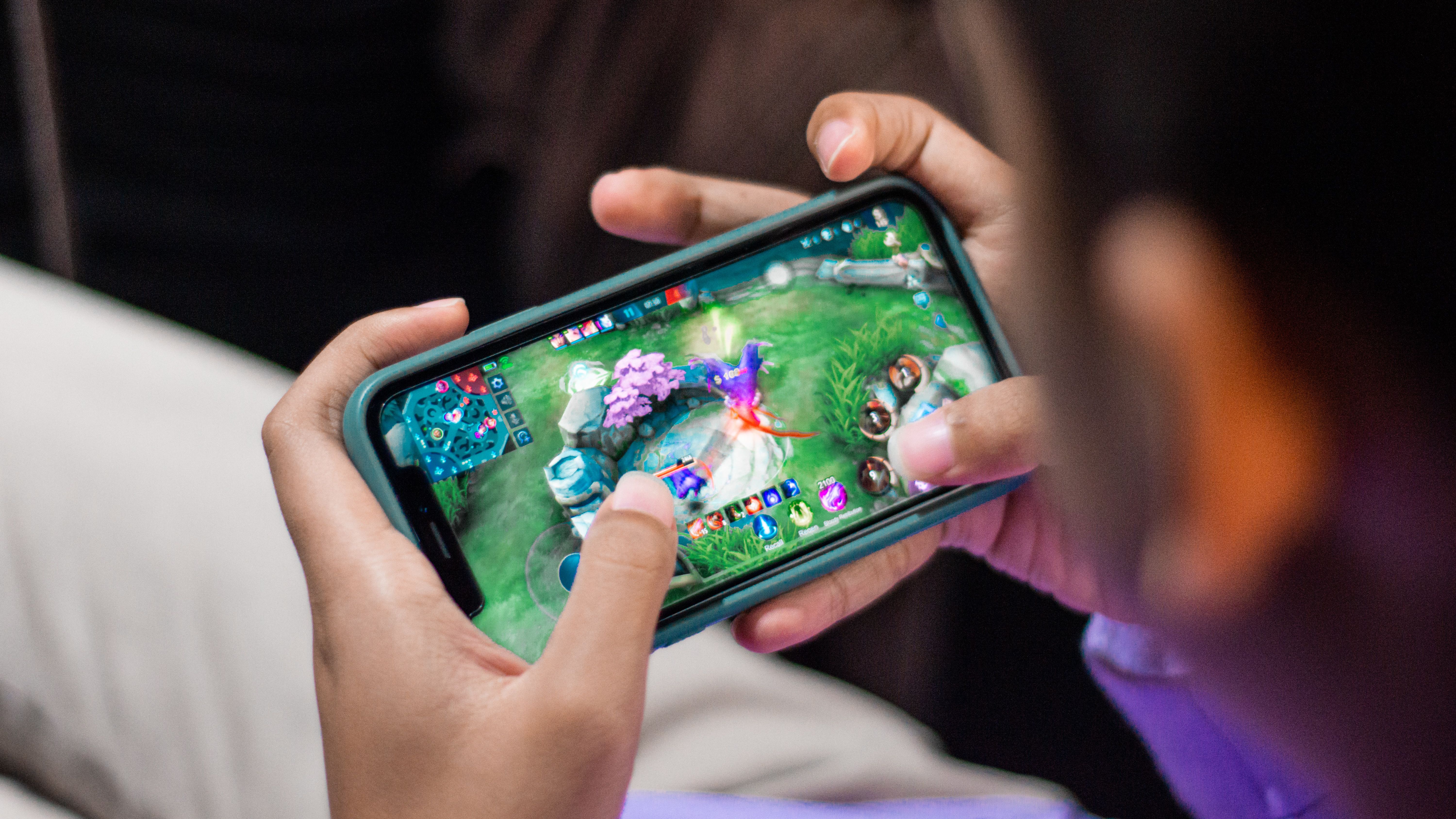 Pessoas Jogando Jogos Famosos De Celulares Chamados Lendas Móveis