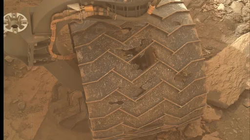 Fotos mostram desgaste nas rodas do Curiosity após 9 anos explorando Marte