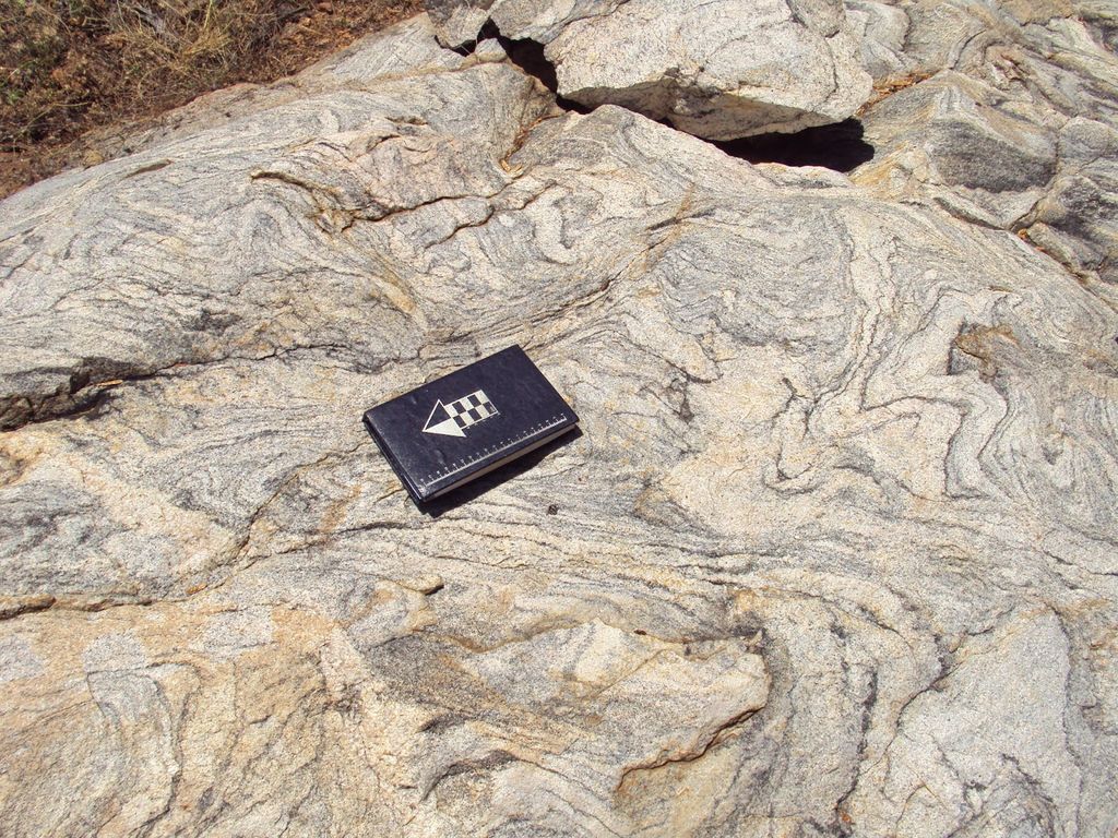 Diatexito migmatito, uma rocha ígnea com estrutura de dobras (Imagem: Reprodução/SGB-CPRM)