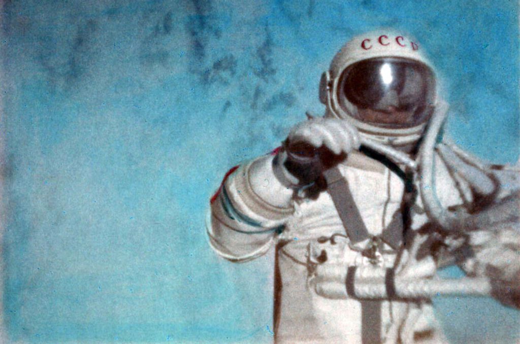 Alexei Leonov na primeira caminhada espacial da história humana (Foto: FAI)