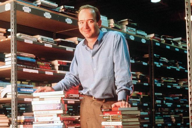 O primeiro quartel general da Amazon: a garagem de Jeff Bezos, em 1997. Em IPO, ações da AMZN foram oferecidas por US$ 1,50. (Imagem: reprodução/Getty Images).