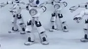 Robôs dançam a música Thriller de Michael Jackson