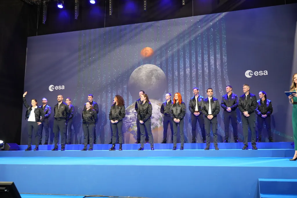 Os 17 astronautas candidatos que formam a nova classe da ESA (Imagem: Reprodução/ESA - P. Sebirot)