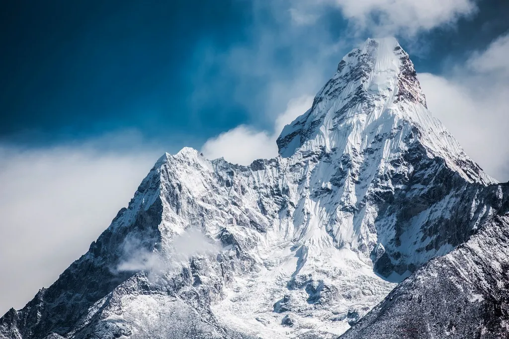 Montanhas no Himalaia. A diferença do relevo nos hemisférios é um dos motivos da diferente quantidade de tempestades (Imagem: David Mark/Pixabay)