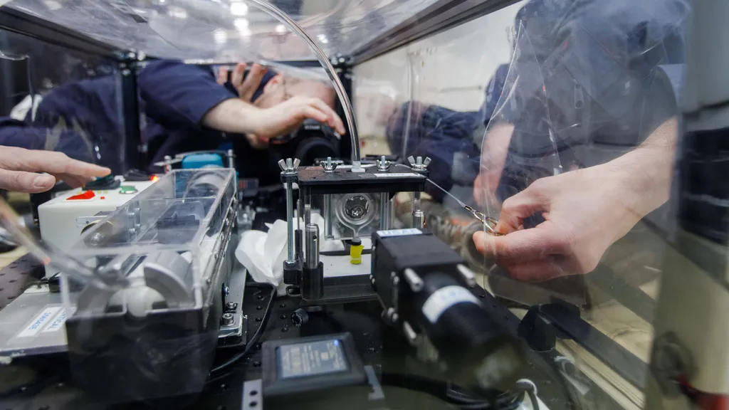 Pesquisadores do projeto FLUTE coletando dados enquanto injetam óleo sintético em uma moldura circular, formando uma lente líquida temporária (Imagem: Reprodução/Technion - Israel Institute of Technology)