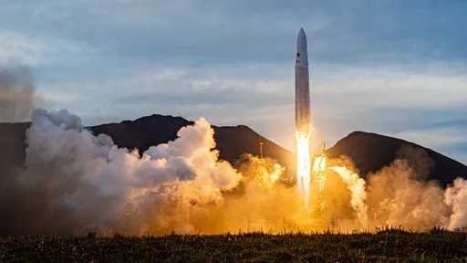 1º lançamento da startup Astra falha durante lançamento e foguete cai no solo