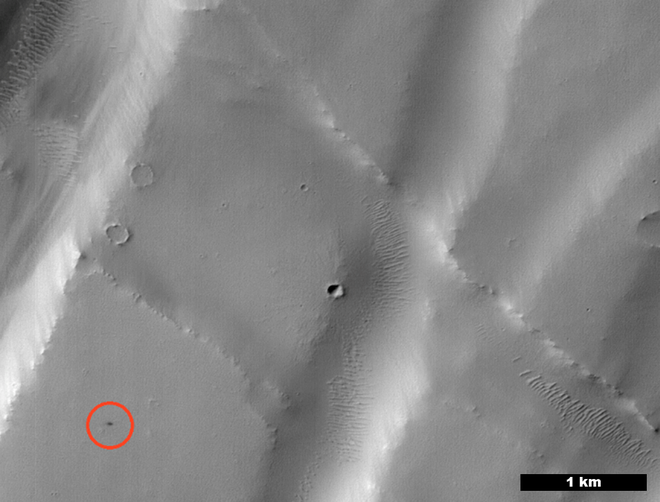 O círculo vermelho indica crateras que foram identificadas pela IA (Imagem: Reprodução/NASA/JPL-Caltech/MSSS)