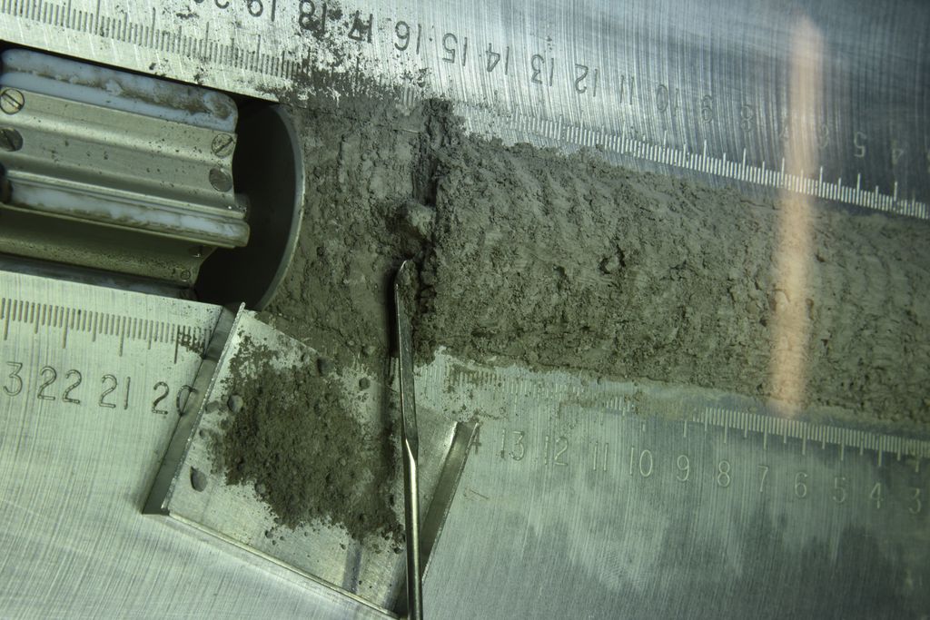 A parte superior da amostra lunar 73002 foi dissecada, mas o restante mantida intocada nas últimas décadas (Imagem: Reprodução/ESA/Francesca McDonald)