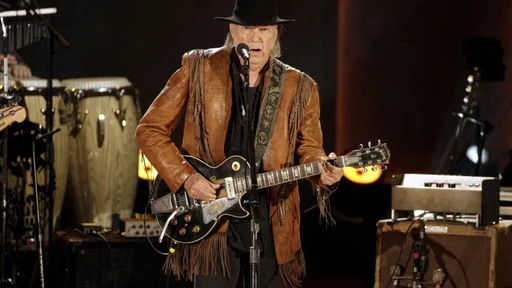 Spotify remove músicas de Neil Young após ultimato contra negacionismo